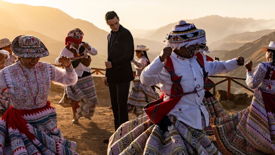 the model with Peruvian local dancers