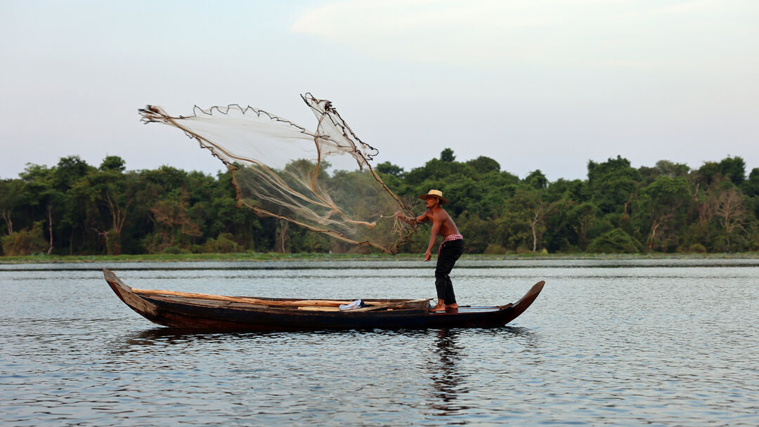 Bong Chhouk Lake. The fisherman in the lake.