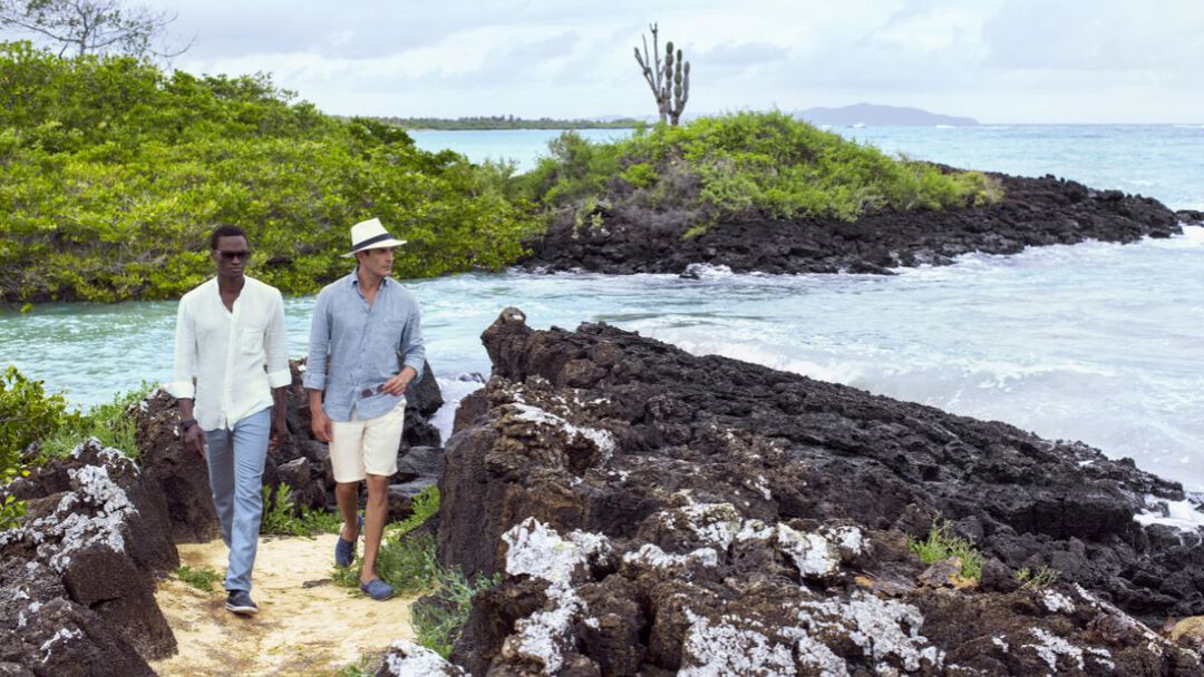 2 models in front of the beach of Galapagos