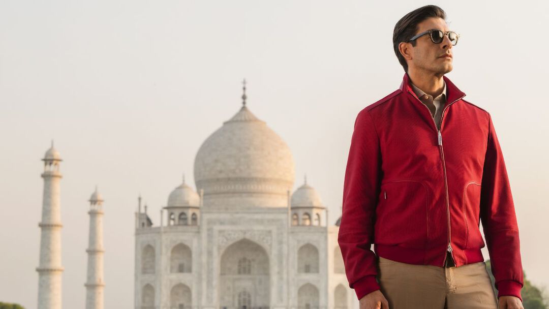 The model in front of Taj Mahal