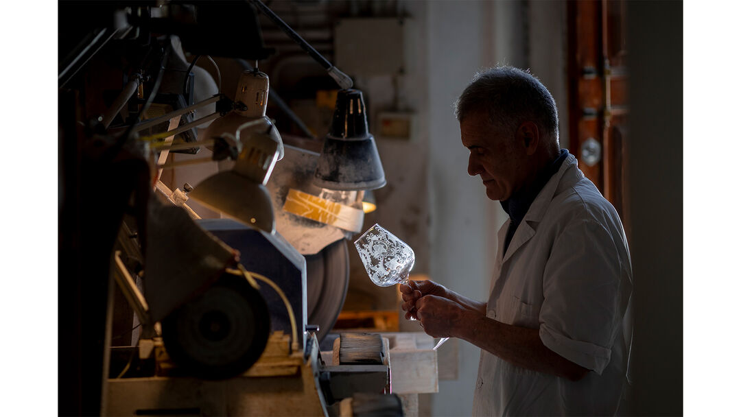 Adding incredibly delicate gold decorations to a crystal glass demands skills and sensibilities which can only be achieved through constant practice.
