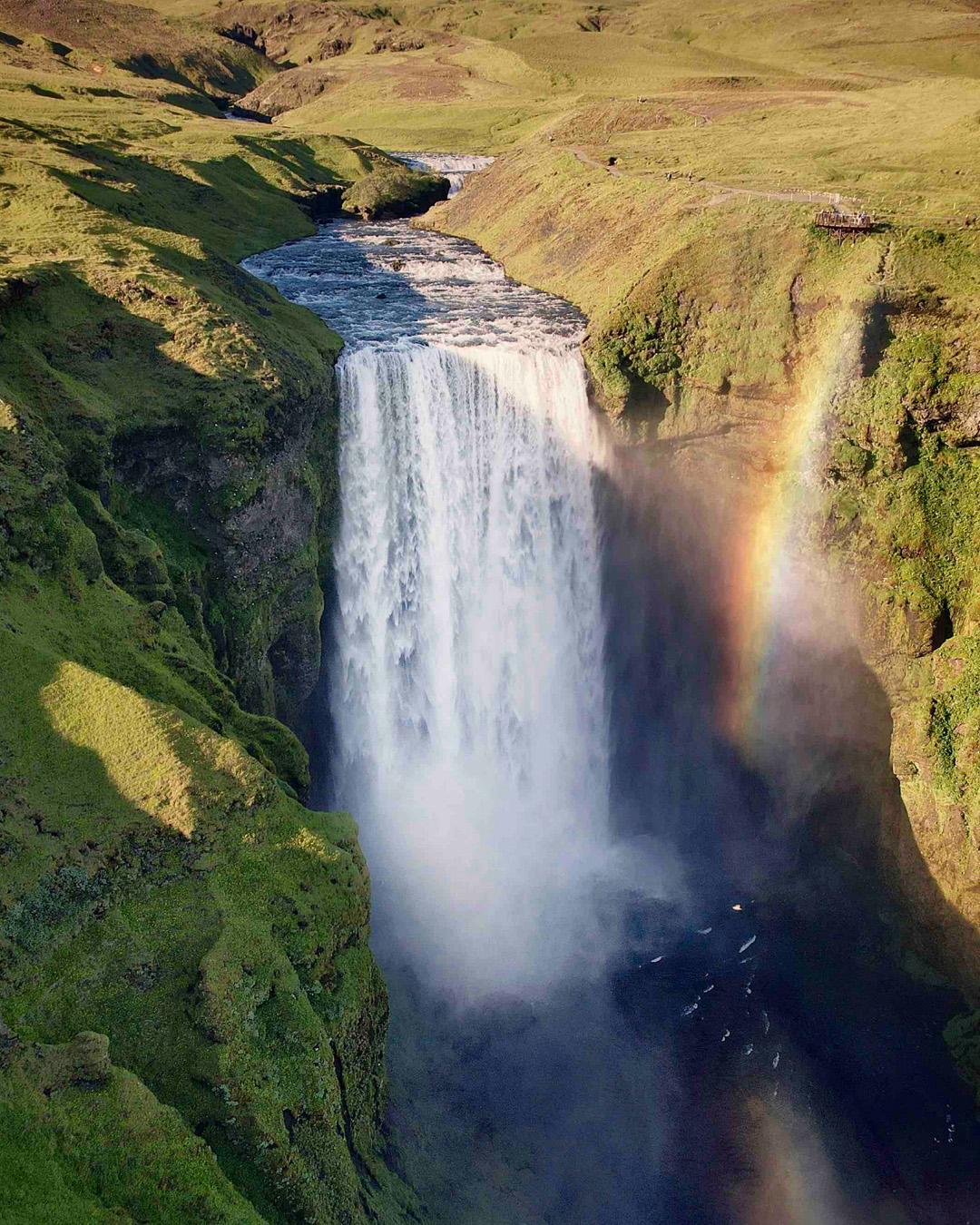 The spectacular Sk&oacute;gafoss waterfall, one of the most iconic points in Iceland, where the force of nature emerges in all its splendour
