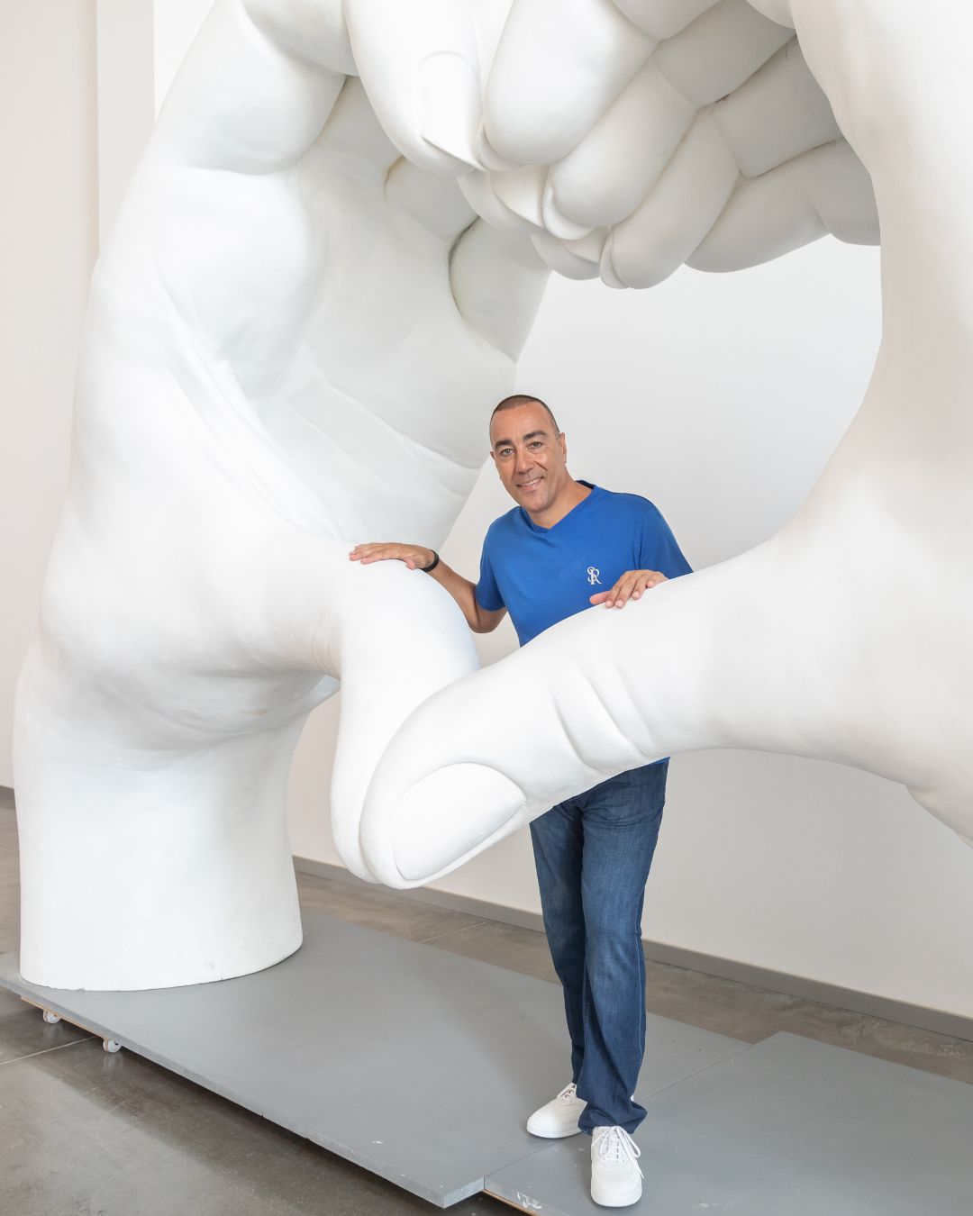 Lorenzo Quinn with his hand art piece