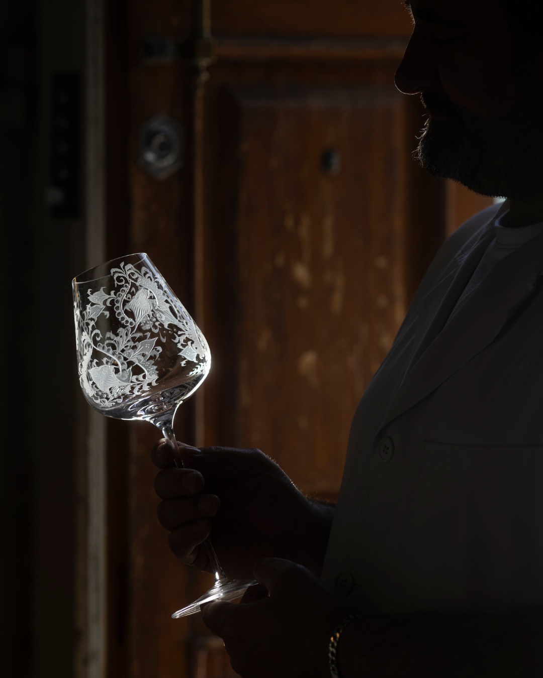 artisan holding a glass of Stefano Ricci