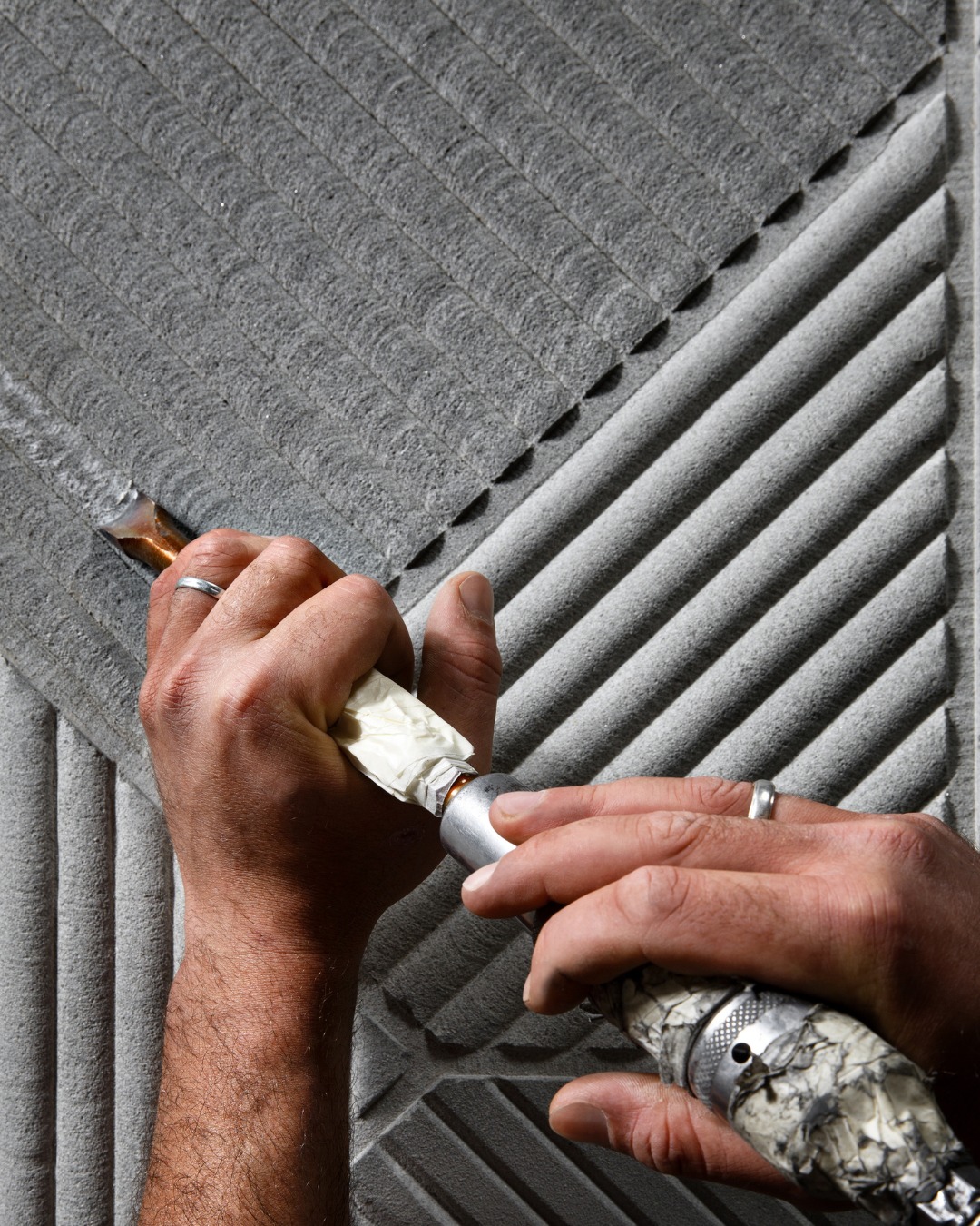 The surface of this prestigious pietra serena lends itself to different processes that, if combined, create lively chiaroscuro effects: from smoothing to grooving to bush-hammering and the rough use of chiselled stone.