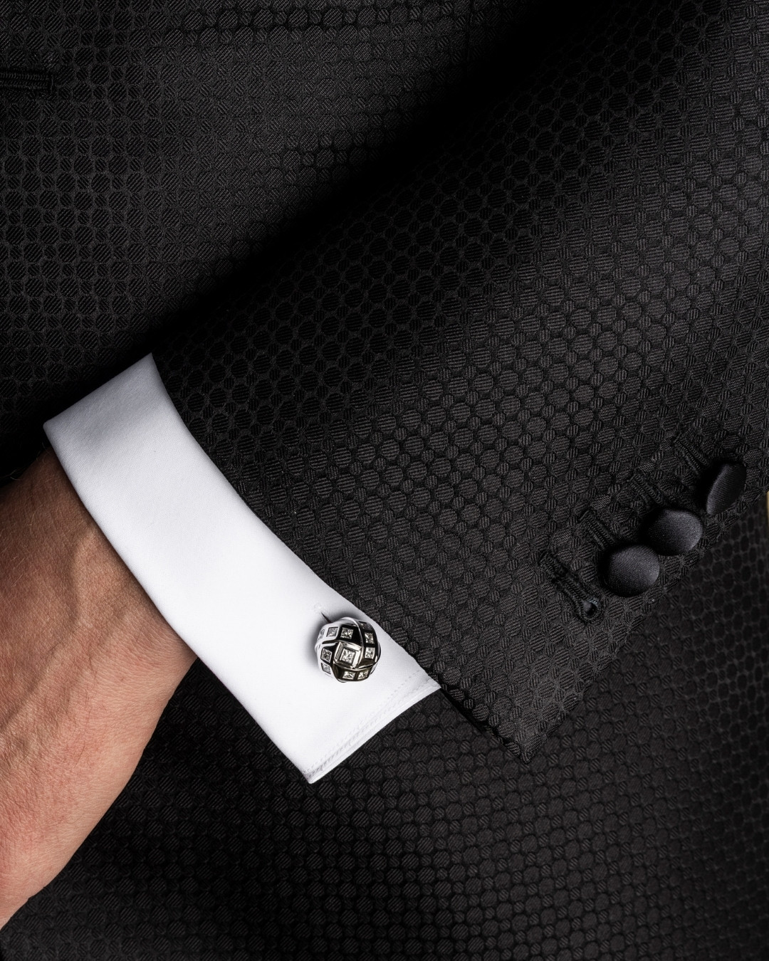 Precious 18kt gold round cufflinks with diamonds