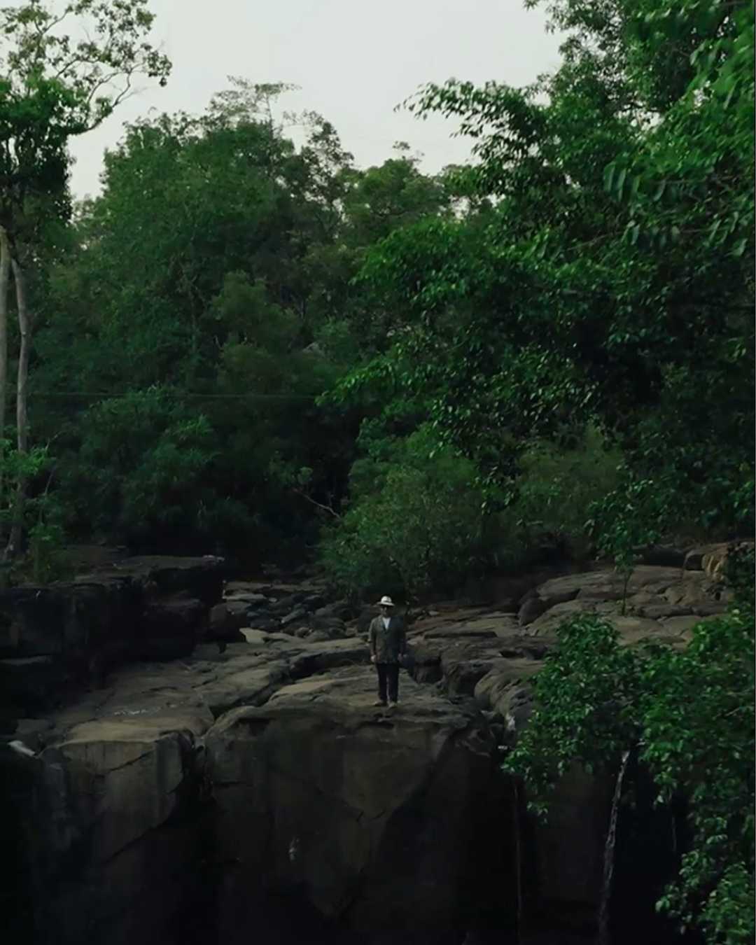 Cover video of Discovering Shinta Mani Wild